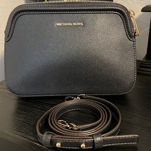 🌹SOLD 🌹Michael Kors cross body purse